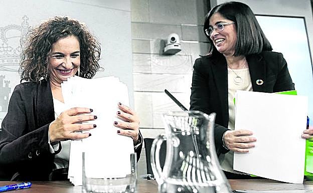 Las ministras María Jesús Montero, a la izquierda, y Carolina Darias, ayer en el complejo de Moncloa. 