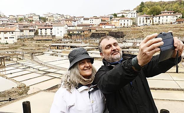 Una pareja de turistas se hace un selfie en el Valle Salado de Añana. 