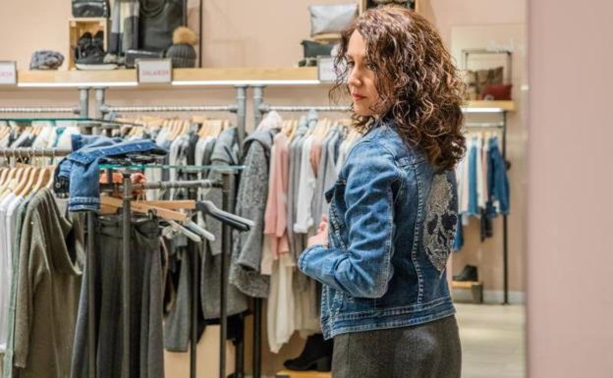 Inma Espizua se prueba una cazadora de la tienda Algo Bonito.