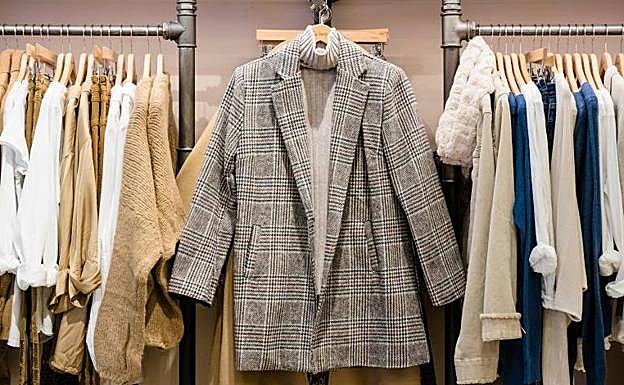 Abrigo de cuadros de corte clásico de la tienda Algo Bonito.