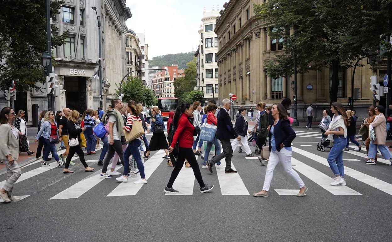 Bullicio en el centro de Bilbao en una jornada laboral. 