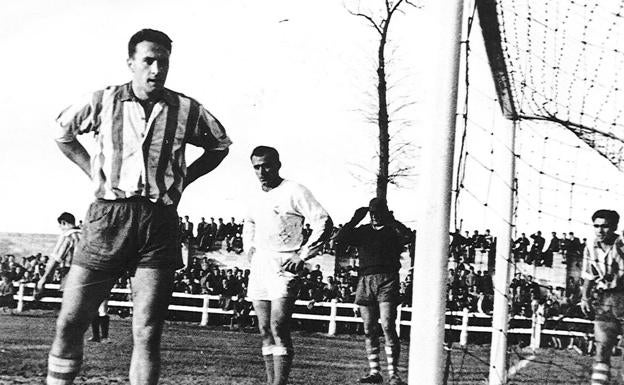 Alfredo Di Stefano, en Mendizorroza, con Berasaluce de portero y Prime al acecho dentro de la portería. 