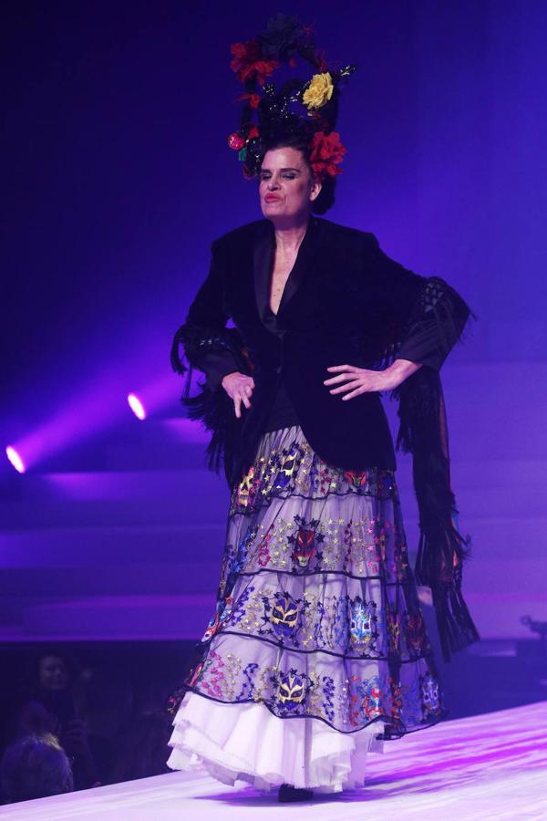 La pasarela de la Alta Costura Primavera/Verano de París ha sido el lugar donde Jean Paul Gaultier ha dicho adiós a una larga trayectoria en la moda. Dita Von Teese, Rossy de Palma, las hermanas Hadid, Karlie Kloss, Irina Shayk, entre otras han sido las que se han vestido con los excéntricos diseños.