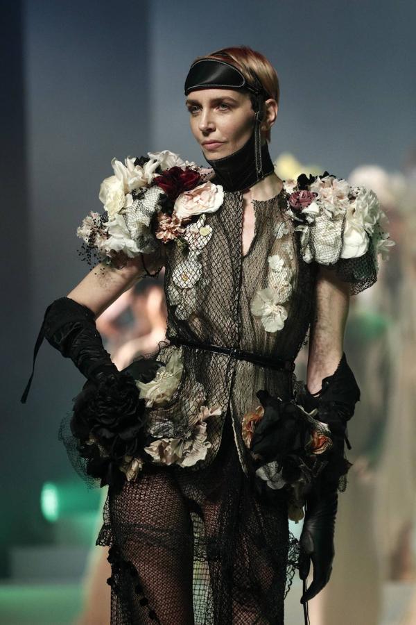 La pasarela de la Alta Costura Primavera/Verano de París ha sido el lugar donde Jean Paul Gaultier ha dicho adiós a una larga trayectoria en la moda. Dita Von Teese, Rossy de Palma, las hermanas Hadid, Karlie Kloss, Irina Shayk, entre otras han sido las que se han vestido con los excéntricos diseños.