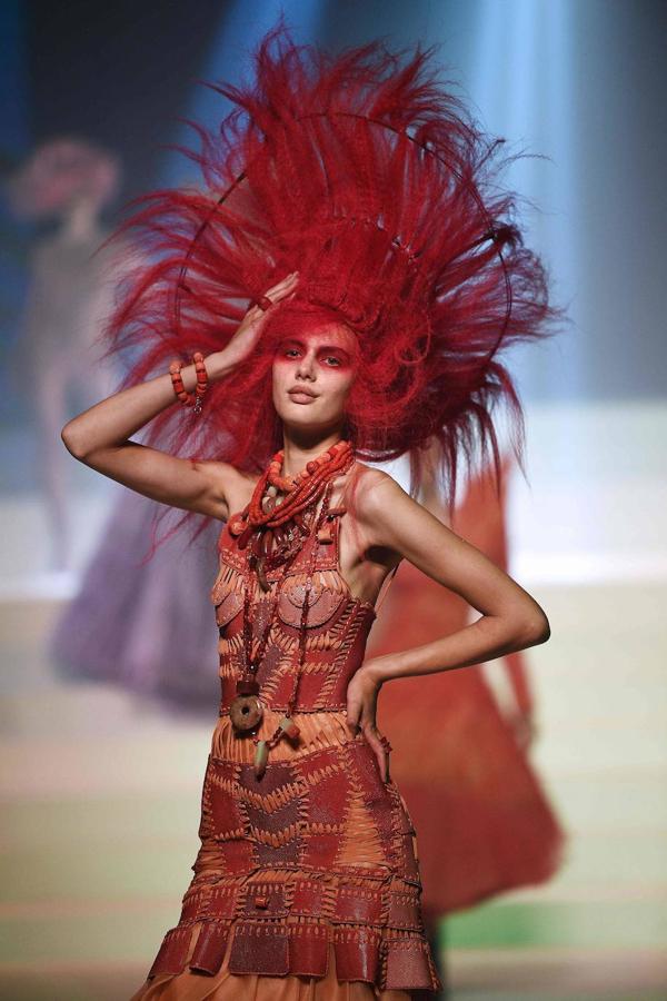 La pasarela de la Alta Costura Primavera/Verano de París ha sido el lugar donde Jean Paul Gaultier ha dicho adiós a una larga trayectoria en la moda. Dita Von Teese, Rossy de Palma, las hermanas Hadid, Karlie Kloss, Irina Shayk, entre otras han sido las que se han vestido con los excéntricos diseños.