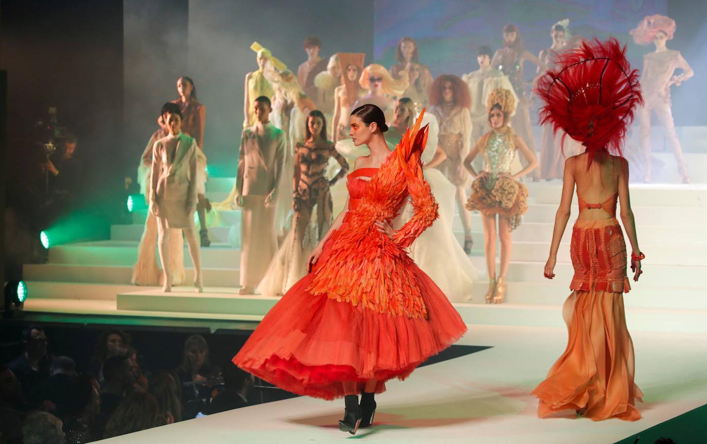 La pasarela de la Alta Costura Primavera/Verano de París ha sido el lugar donde Jean Paul Gaultier ha dicho adiós a una larga trayectoria en la moda. Dita Von Teese, Rossy de Palma, las hermanas Hadid, Karlie Kloss, Irina Shayk, entre otras han sido las que se han vestido con los excéntricos diseños.