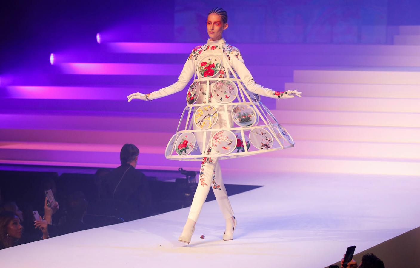 La pasarela de la Alta Costura Primavera/Verano de París ha sido el lugar donde Jean Paul Gaultier ha dicho adiós a una larga trayectoria en la moda. Dita Von Teese, Rossy de Palma, las hermanas Hadid, Karlie Kloss, Irina Shayk, entre otras han sido las que se han vestido con los excéntricos diseños.