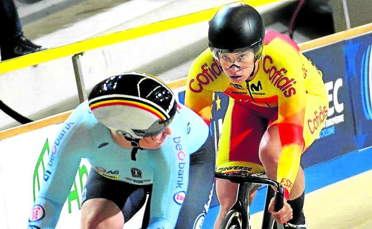 Tania Calvo, tras una rival en una prueba. 