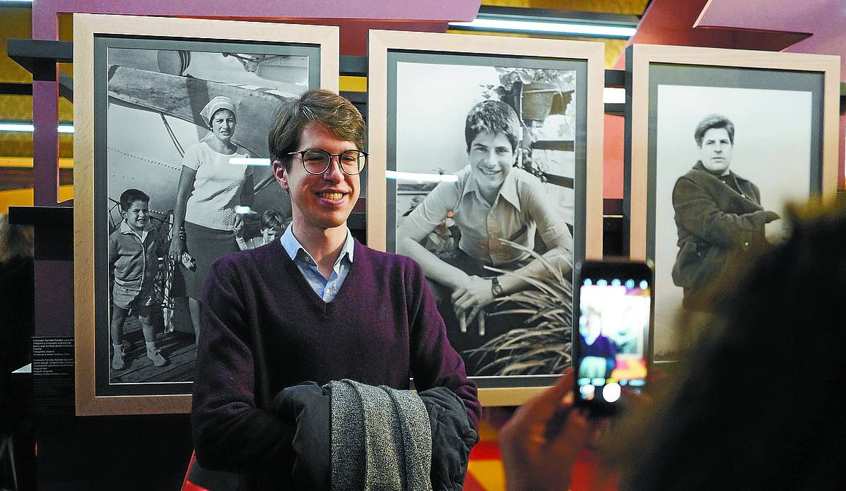 Javier Ordóñez posa junto a unas fotografías de su padre durante su visita a la muestra.