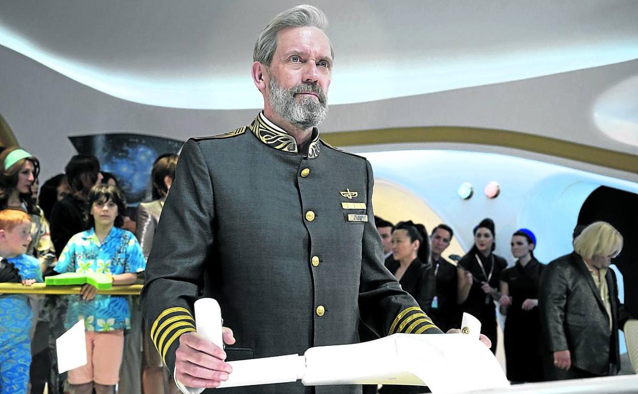 Hugh Laurie, en el papel del capitán Ryan Clark, que conduce un crucero espacial en 'Avenue 5'.