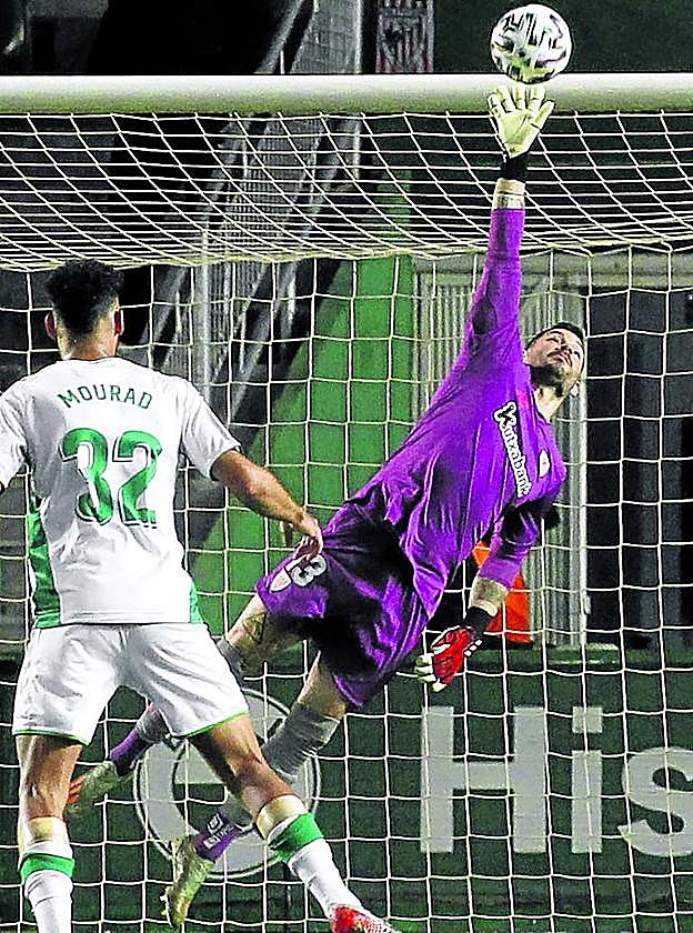 Herrerín despeja un balón a córner.