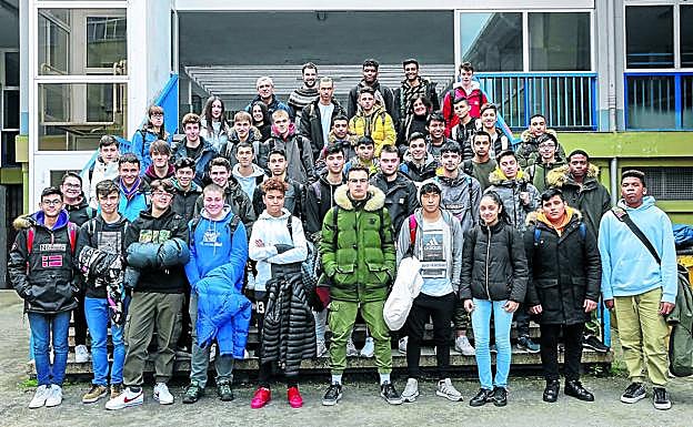 Alumnos de Egibide Jesús Obrero que participarán en STARTInnova, a las puertas del centro.