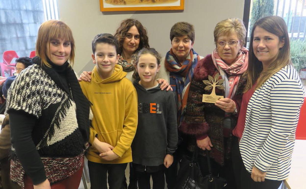 Participantes en la iniciativa intergeneracional de Ispaster con el premio obtenido. 