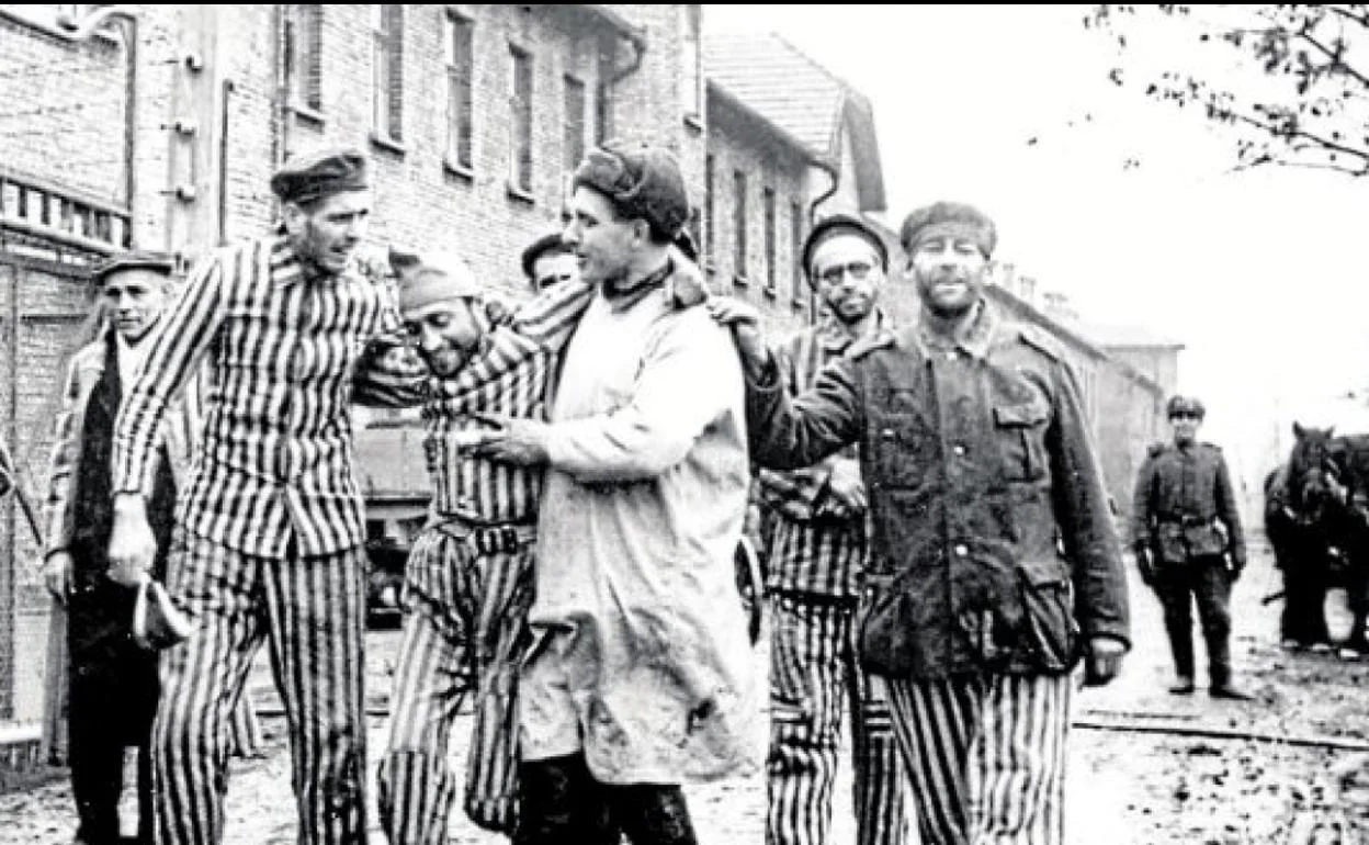 Un grupo de prisioneros abandona el campo de concentración.