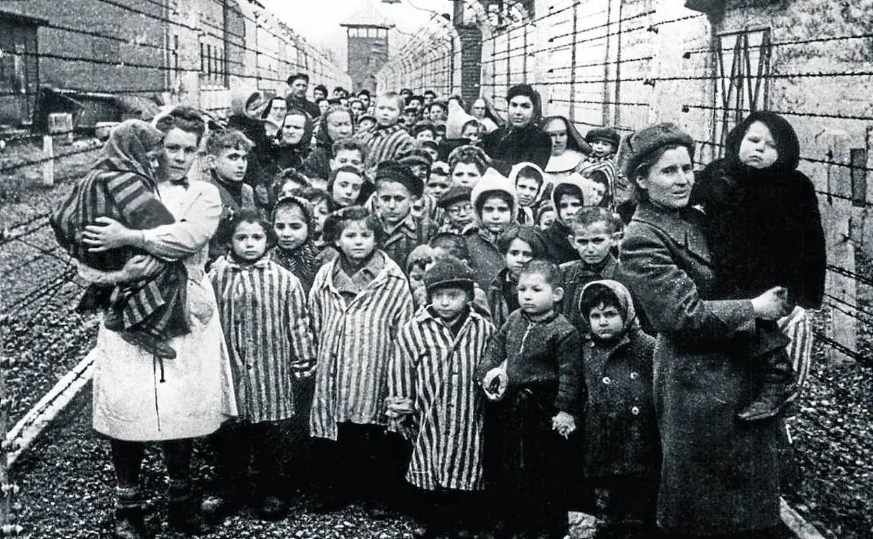 Hombres, mujeres y niños, en las primeras horas tras la llegada de las tropas soviéticas al campo de concentración.