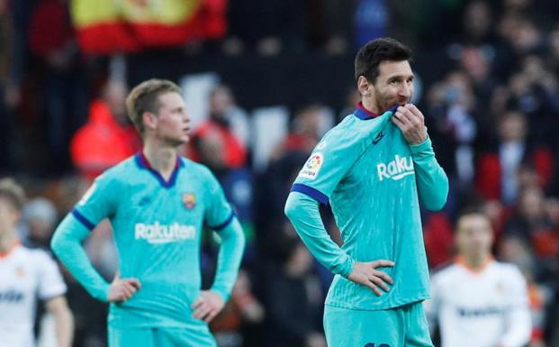 Messi y De Jong se lamentan tras uno de los goles valencianistas.