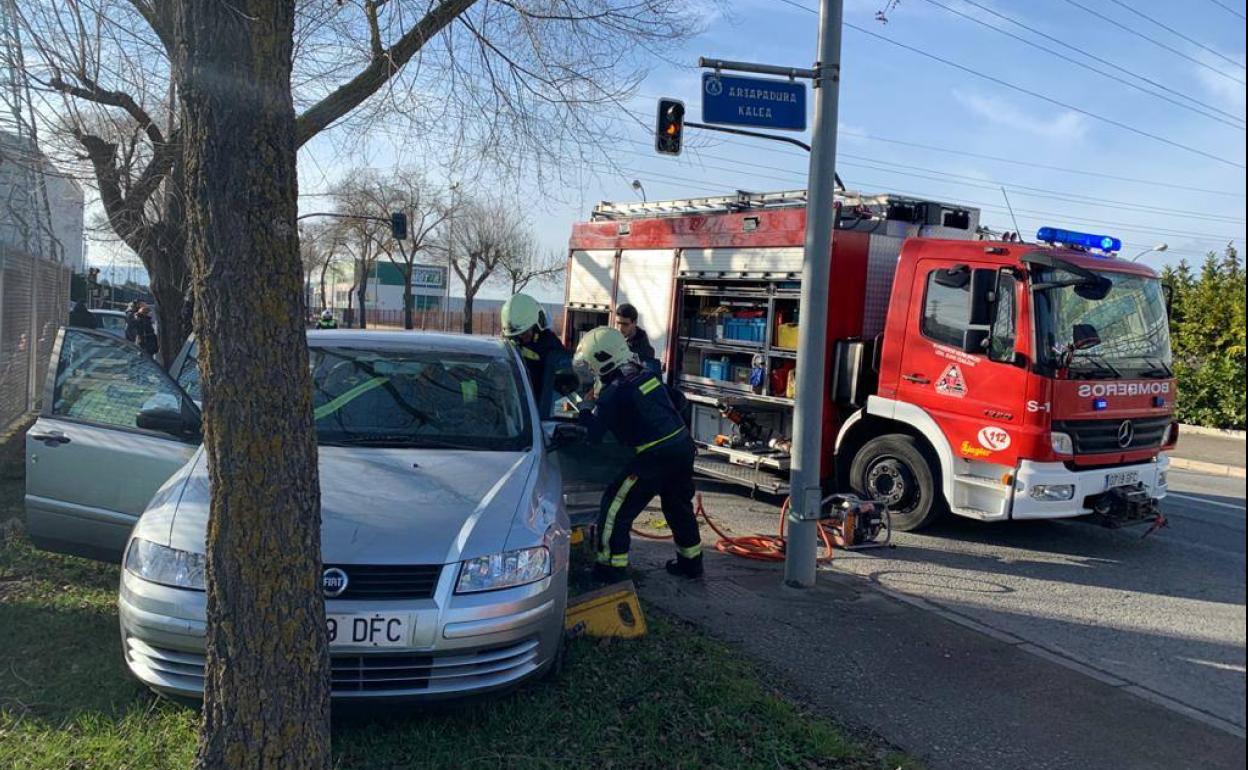 Choque entre dos coches entre las calles Artapadura y Peña, en Vitoria.l