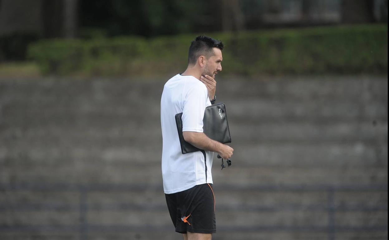 El míster Hernán Pérez, durante un entrenamiento.