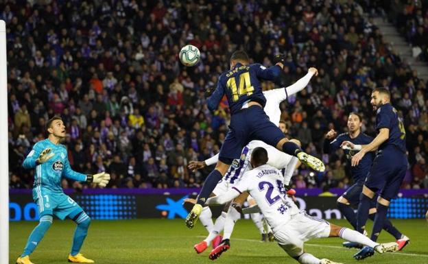 Casemiro cabecea a gol en una jugada anulada luego por el VAR. 