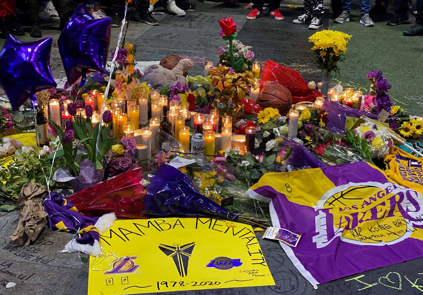 Desde que se conoció la noticia numerosos aficionados se acercaron al Staples Center, la casa de Kobe Bryant durante 20 años, para mostrar sus condolencias.