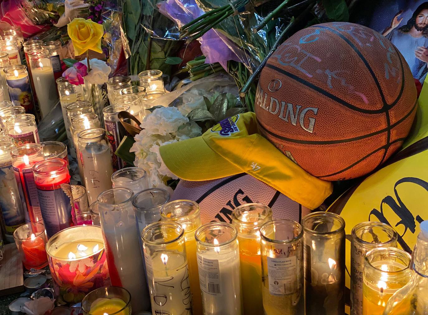 El color amarillo y las velas protagonizaron los homenajes en los aledaños del Staples Center, el estadio donde los Lakers juegan sus partidos.
