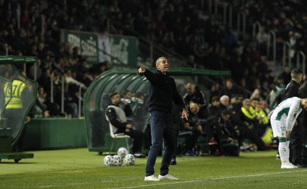 Gaizka Garitano corrige a sus hombres en el partido de Copa contra el Elche. 