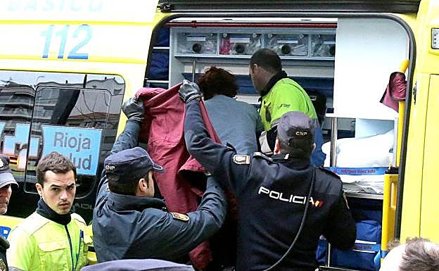 La madre es evacuada del lugar de los hechos por los santiarios y la Policía Nacional.