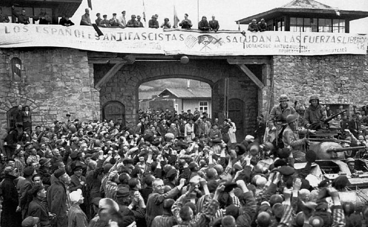 Cartel en español saluda a las fuerzas americanas que liberaron Mauthausen en el año 1945