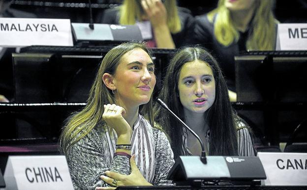 Dos participantes en la conferencia MUN de 2017, que celebró su asamblea en la Casa de Juntas de Gernika.