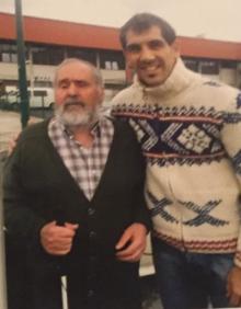 Imagen secundaria 2 - Juan Cabezuelo posa junto a Gorka Iraizoz en Lezama y con la camiseta que el portero le regaló en Gijón durante un viaje a Pamplona.