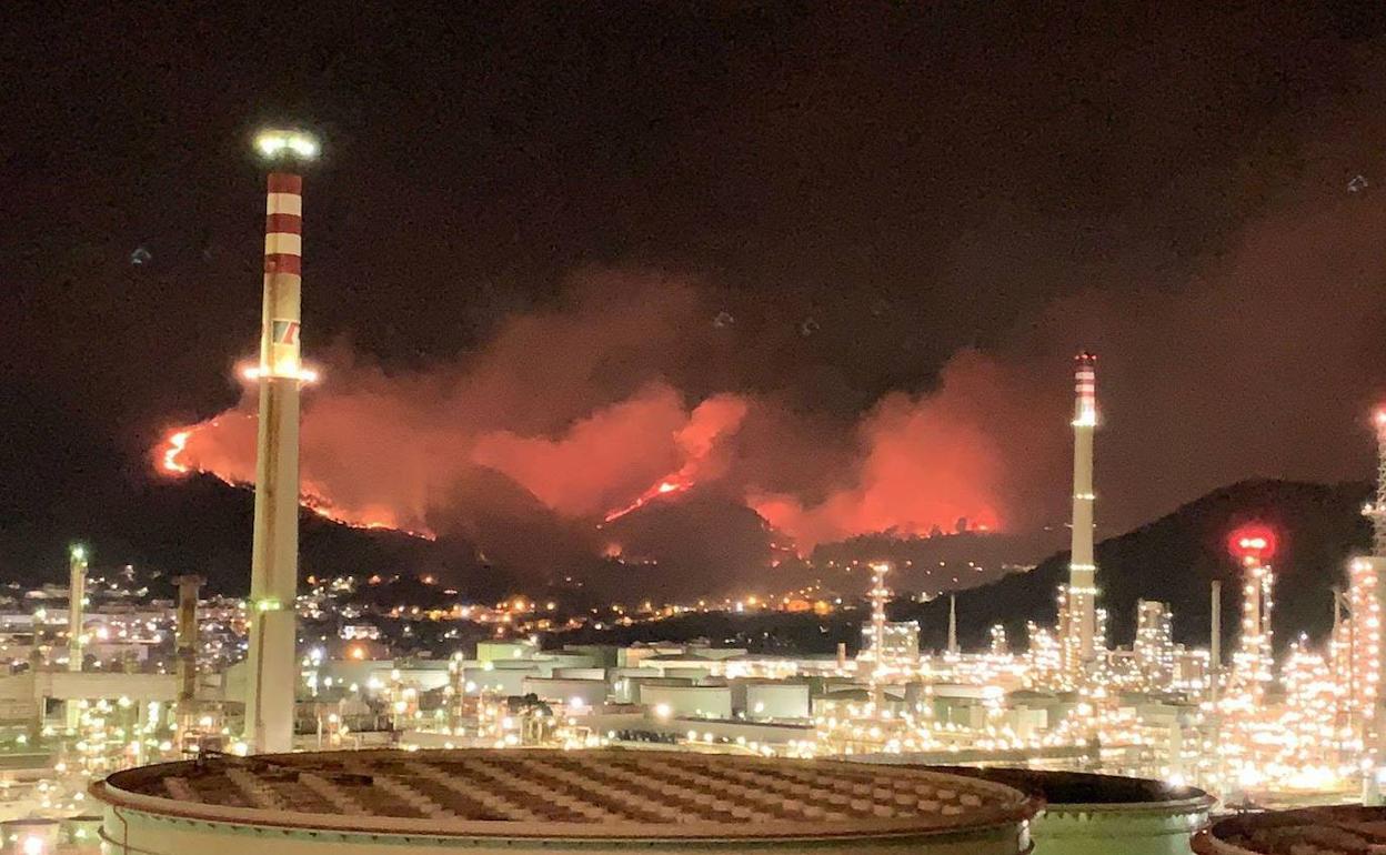 Incendio en Muskiz, el pasado marzo, con los depósitos de combustible en primer plano. 