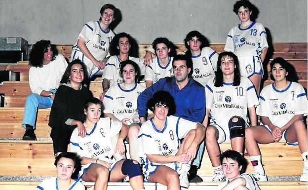 El equipo femenino 1991-92. Txus Cobo, Susana Pastor, Idoia Eskurza, Marijo Rubio, Sara Maldonado (preparadora física), Maite Viteri, Carlos Antía (entrenador), Ana Mari García, Mila Lastra, Amaia (delegada), Undabarrena, Fernández, Lanz, Isabel Fernández y Rakel Ugartondo.