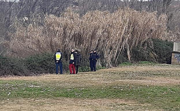 Agentes buscan indicios en los alrededores del parque.