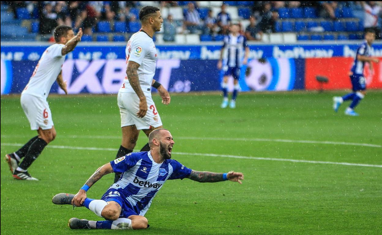 Aleix vidal se duele en el suelo tras el penalti no pitado ante el Sevilla. 