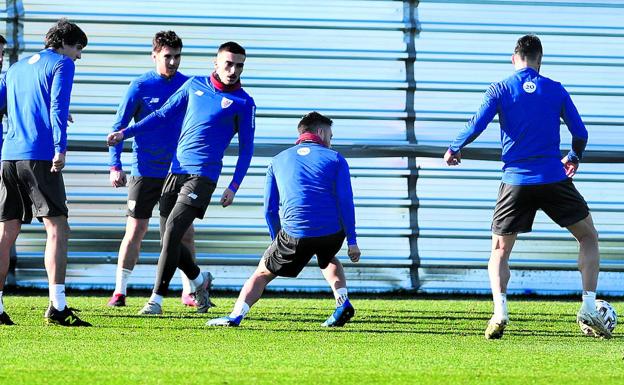 Iñigo Córdoba, en el centro, volvió a quedarse fuera de la convocatoria. 