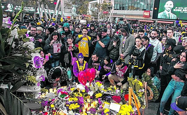 Cientos de personas improvisan un homenaje con flores, velas y mensajes de recuerdo en Lós Ángeles tras la muerte de Kobe Bryant. 