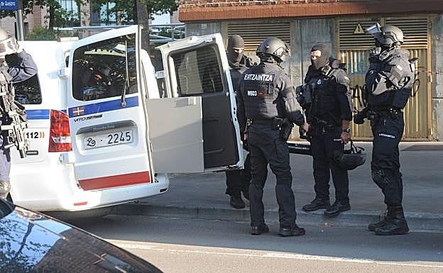 Agentes del PRI, unidad especializada de la Ertzaintza, en un operativo anterior a este suceso ocurrido en Lakua.
