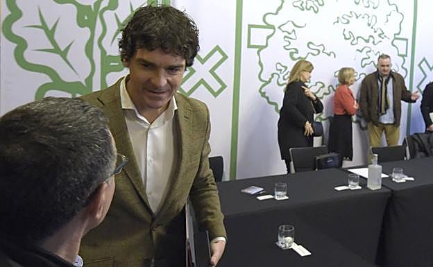 El diputado general citó ayer a los regidores encartados en el Palacio foral. 