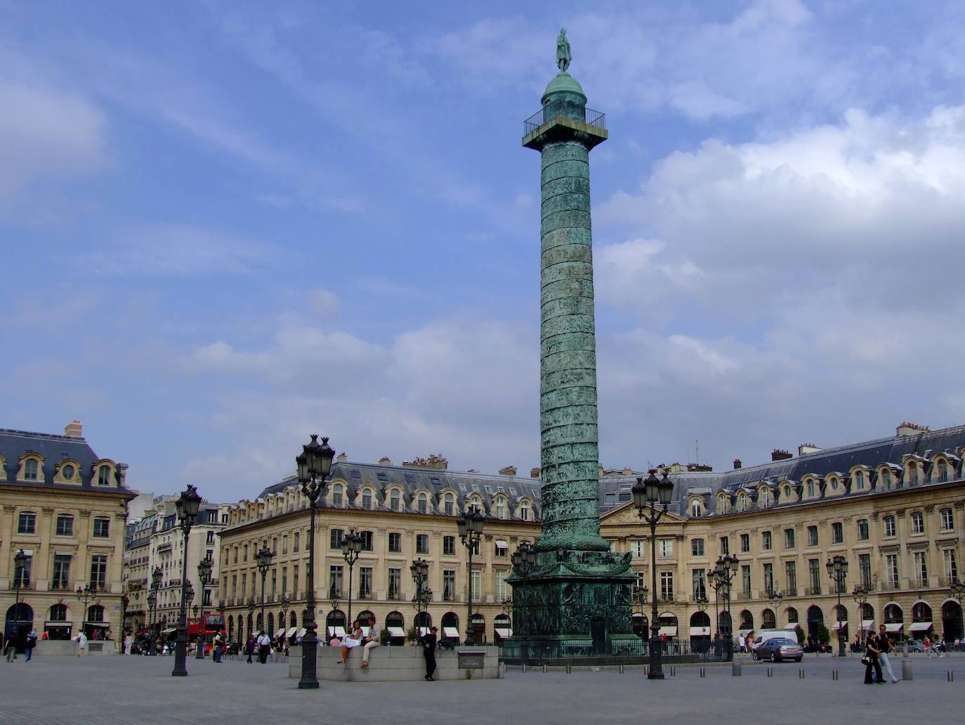 Place Vendome (París, Francia) | Rodeada en su práctica totalidad por imponentes y sobrios edificios. En la actualidad, es uno de los máximos exponentes del lujo y la opulencia que se pueden encontrar en la ciudad. 