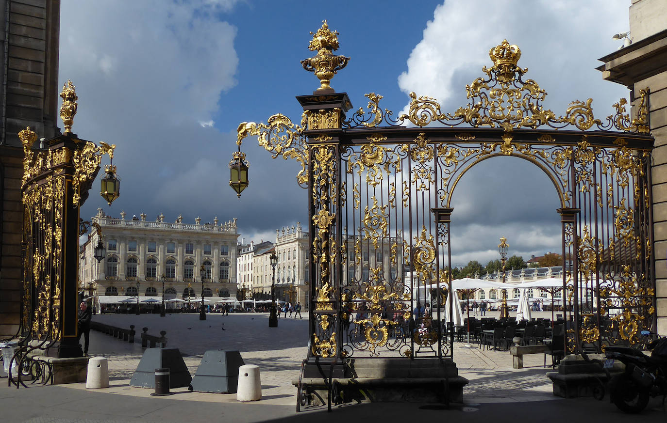 Place Stanislas (Nancy, Francia) | Fue diseñada en el siglo XVIII por Emmanuel Héré de Corny. Está declarada, junto con las plazas de la Carrière y d'Alliance de la misma ciudad, Patrimonio de la Humanidad por la Unesco desde 1983. 