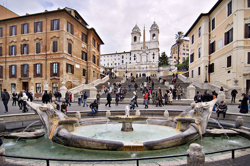 Plaza de España (Roma, Italia) | En ella destacan como atractivos principales la escalinata que sube hasta la iglesia de Trinità dei Monti y la Fontana della Barcaccia (en primer plano). 