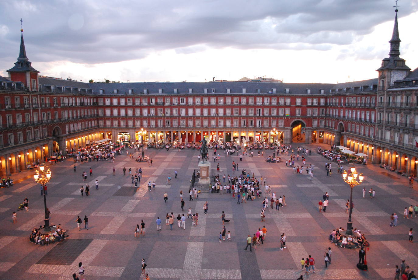 Plaza Mayor (Madrid) | Uno de los lugares más turísticos de Madrid, en especial la casa de la Panadería uno de los edificios que configuran la plaza en cuyo centro hay una estatua ecuestre de Felipe III. Cerca de la Puerta del Sol. 