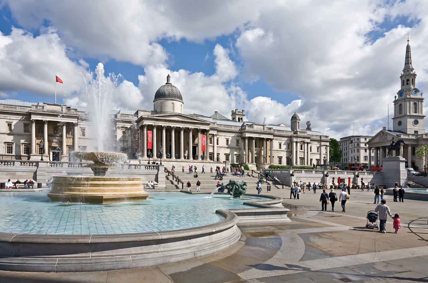 Trafalfar Square (Londres, Inglaterra) | La plaza conmemora la batalla de Trafalgar, que tuvo lugar en 1805. Destaca la famosa columna del almirante Nelson y es el centro de Inglaterra, el punto desde el que se cuentan las distancias. Allí está situada la National Gallery.. 