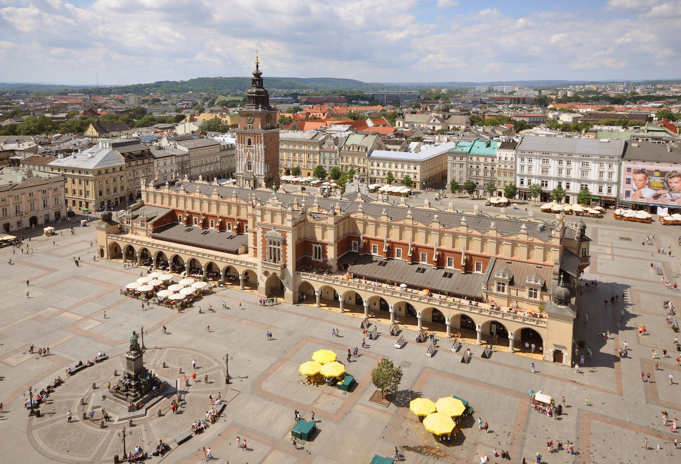 Plaza de Rynek Główny (Cracovia, Polonia) | Tiene su origen en el siglo XIII y ha sido la sede del mercado de esta ciudad desde entonces. En ella destaca la construcción de la Iglesia de Santa María, del Sukiennice y la Torre del Ayuntamiento. 