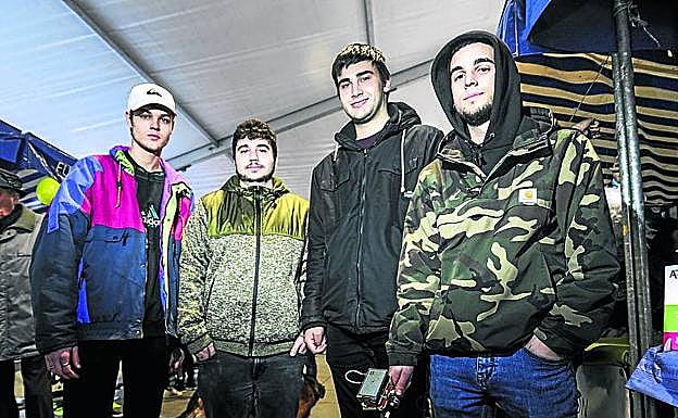 Ibon, Eneko, Imanol y Jon estudian Telecomunicaciones. 