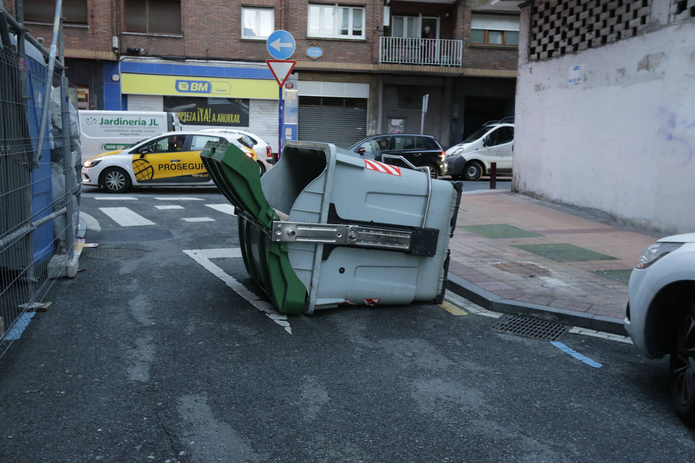 Barakaldo. Un contenedor volcado por piquetes.