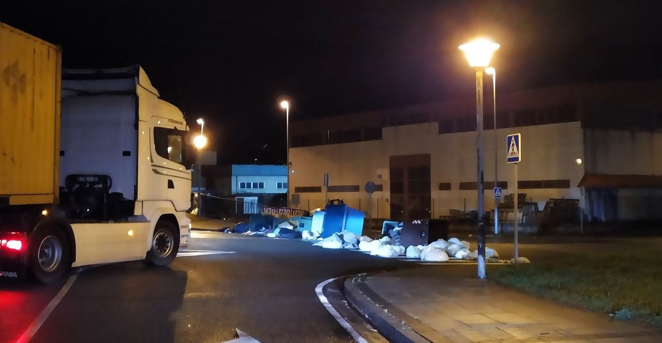 Larrabetzu. Barricadas en un polígono.