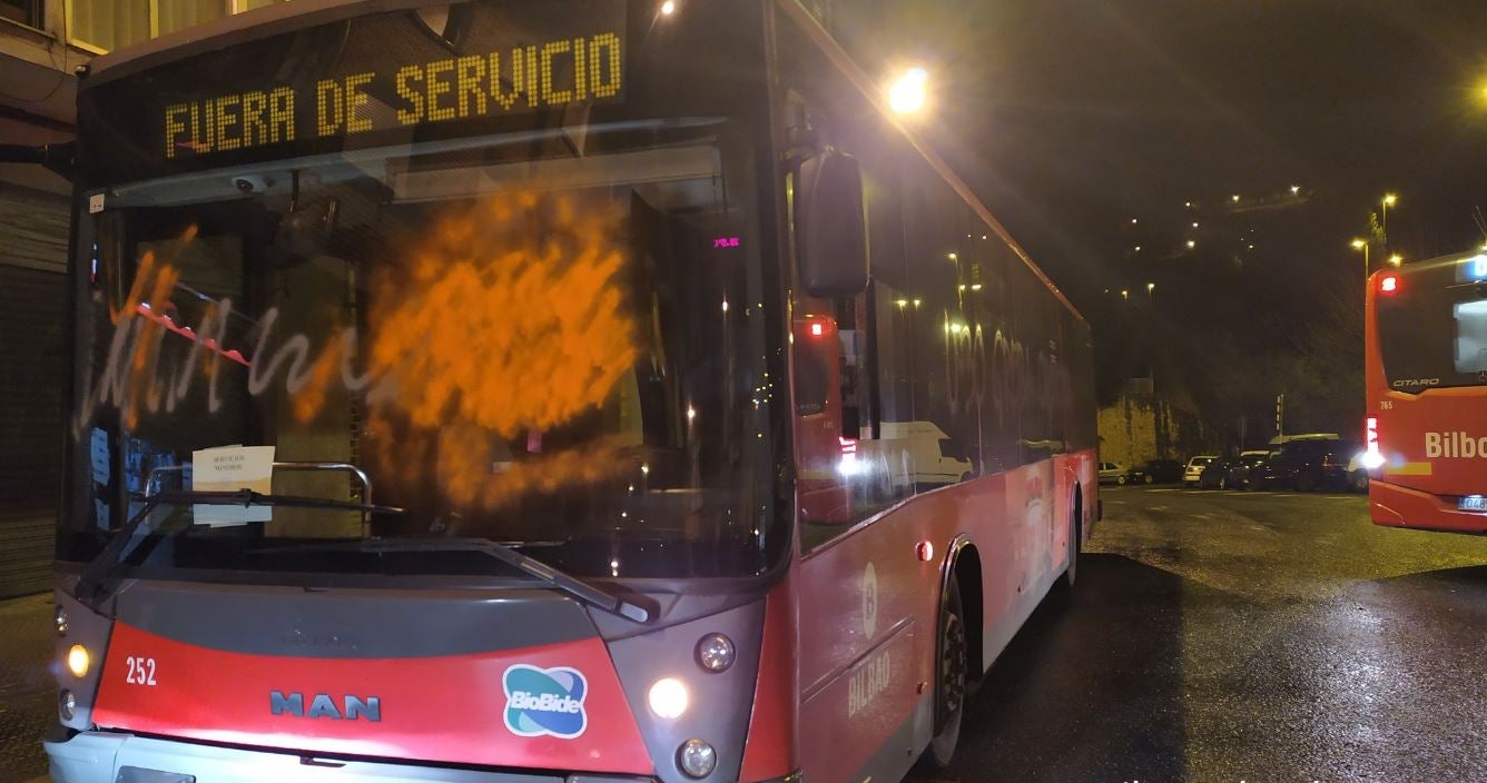 Otxarkoaga. Pintadas en autobuses.