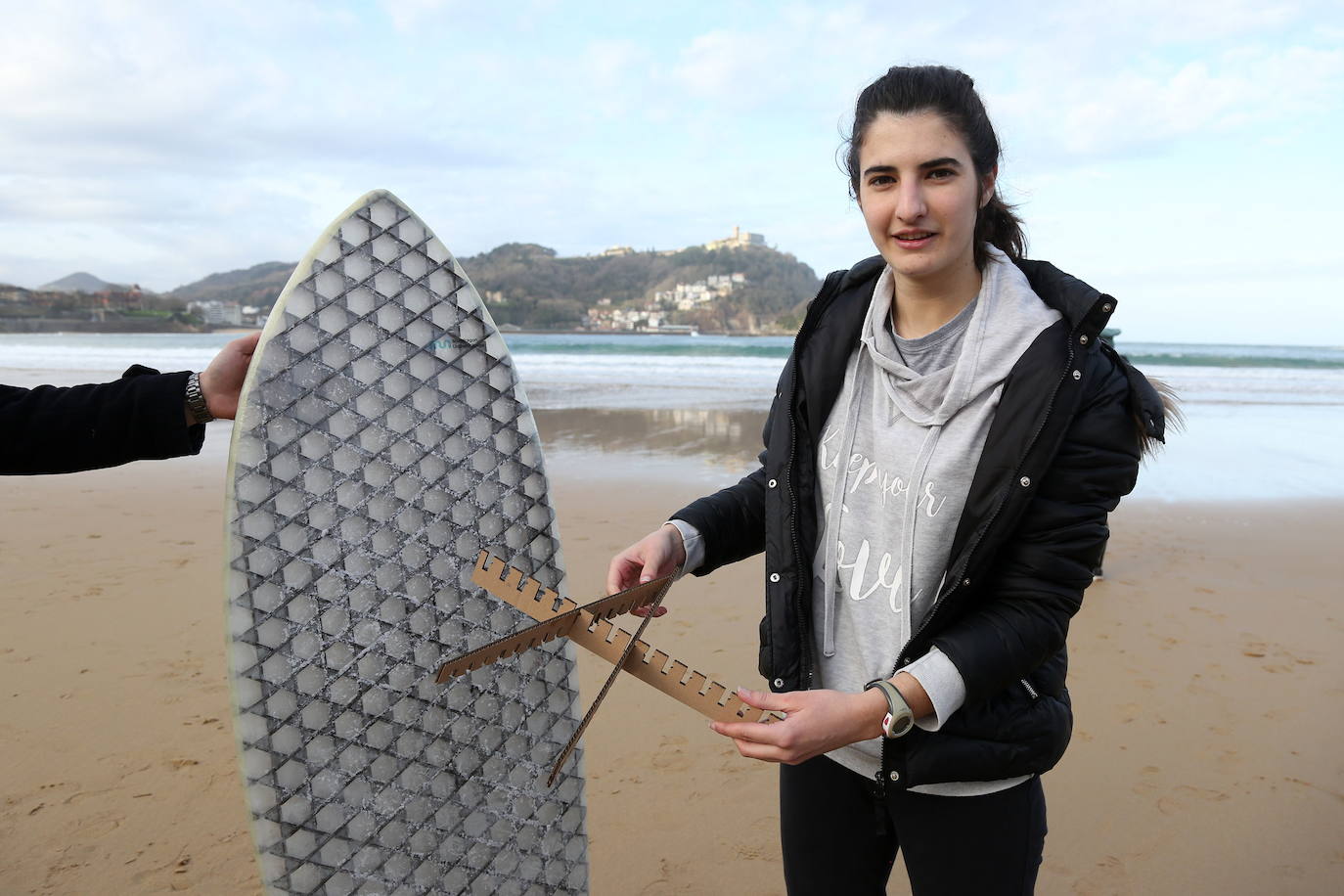 Ikasle batek kartoizko nukleoa duen taula erakusten du. 