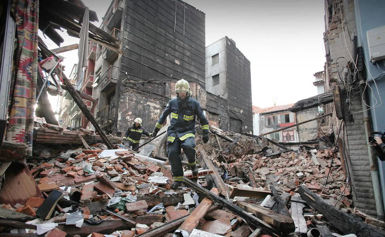 Bomberos trabajan en la 'zona cero' al día siguiente del incendio de Bermeo. 